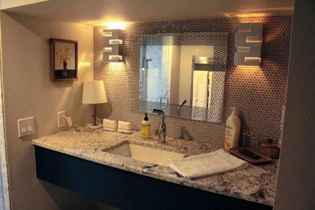 Heart Of Woodstock, 10 Min Walk To Reed, With Private Garage! Apartment Portland Luaran gambar